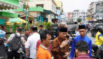 Wali Kota Tebing Tinggi Laksanakan Sholat Jumat Dan Berbagi Di Masjid Raya Nur Addin