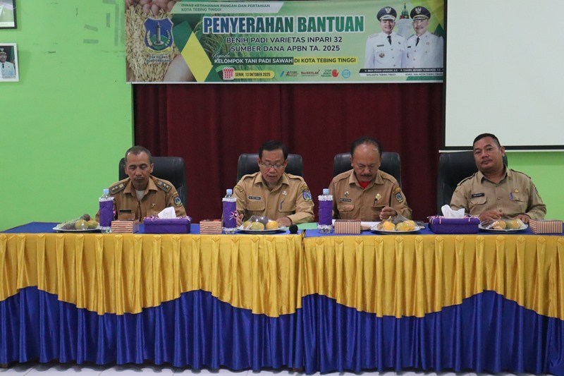 Pj. Sekdako Tebing Tinggi Serahkan Bantuan Benih Padi Inpari 32, Dorong Swasembada Pangan Daerah
