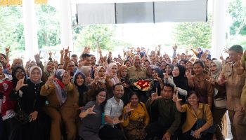 Bupati Langkat Syah Afandin menerima ucapan terima kasih dari Forum Tenaga Kesehatan (nakes) R4 Paruh Waktu Kabupaten Langkat, Selasa (7/10/25) di halaman Kantor Bupati Langkat. (posmetro)