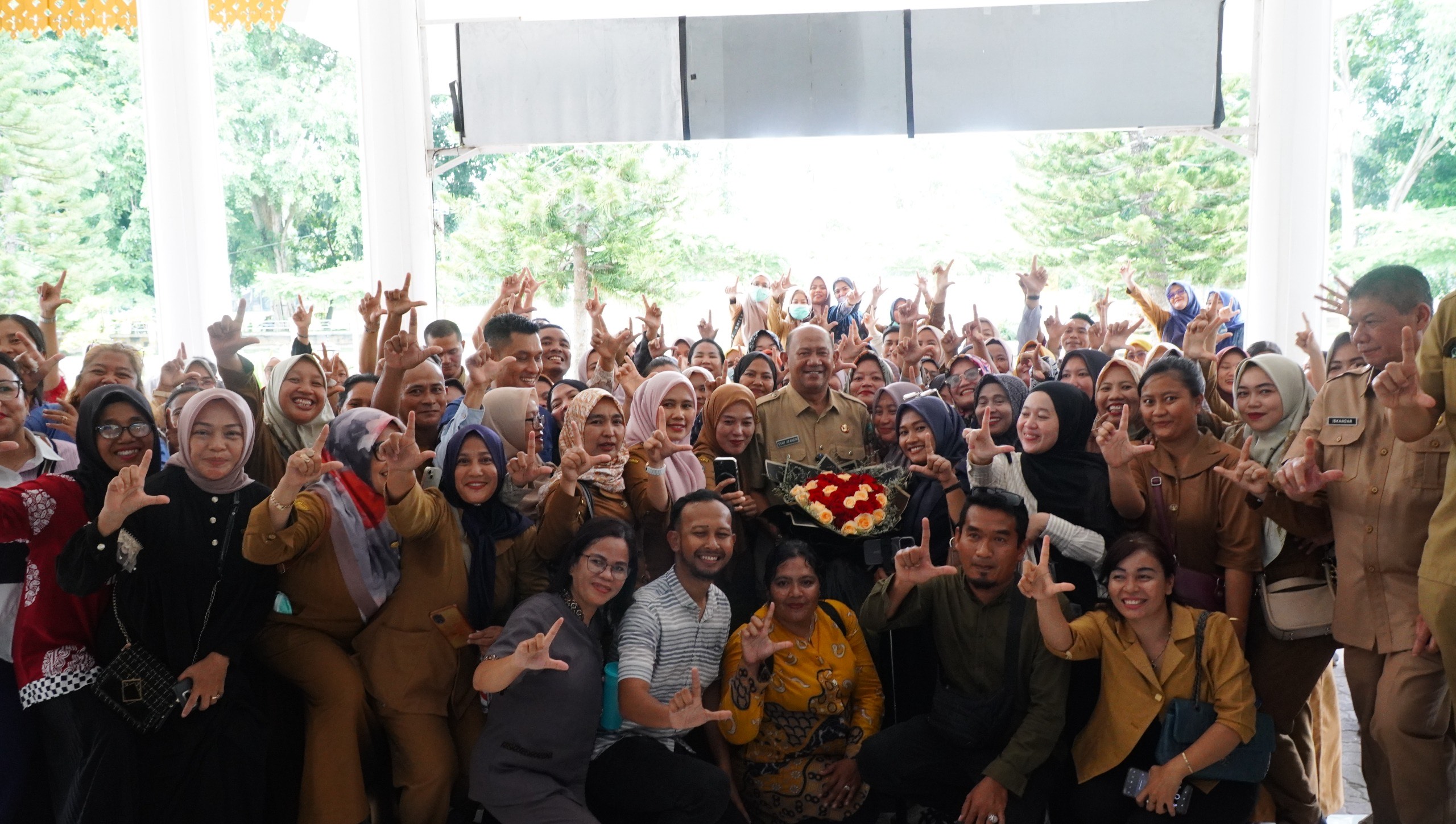 Bupati Langkat Syah Afandin menerima ucapan terima kasih dari Forum Tenaga Kesehatan (nakes) R4 Paruh Waktu Kabupaten Langkat, Selasa (7/10/25) di halaman Kantor Bupati Langkat. (posmetro)