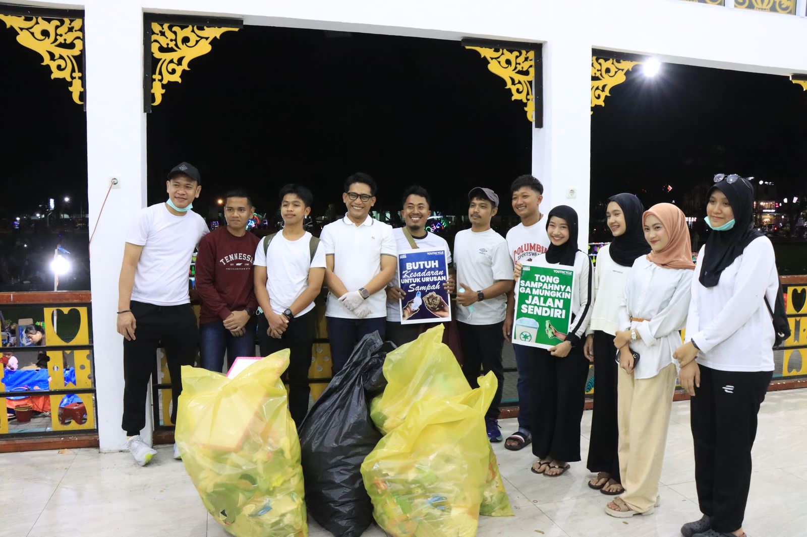 IMG-20250420-WA0003 Bersama Puluhan Anak Muda, Wakil Wali Kota Binjai Gelar Aksi Pungut Sampah di Lapangan Merdeka