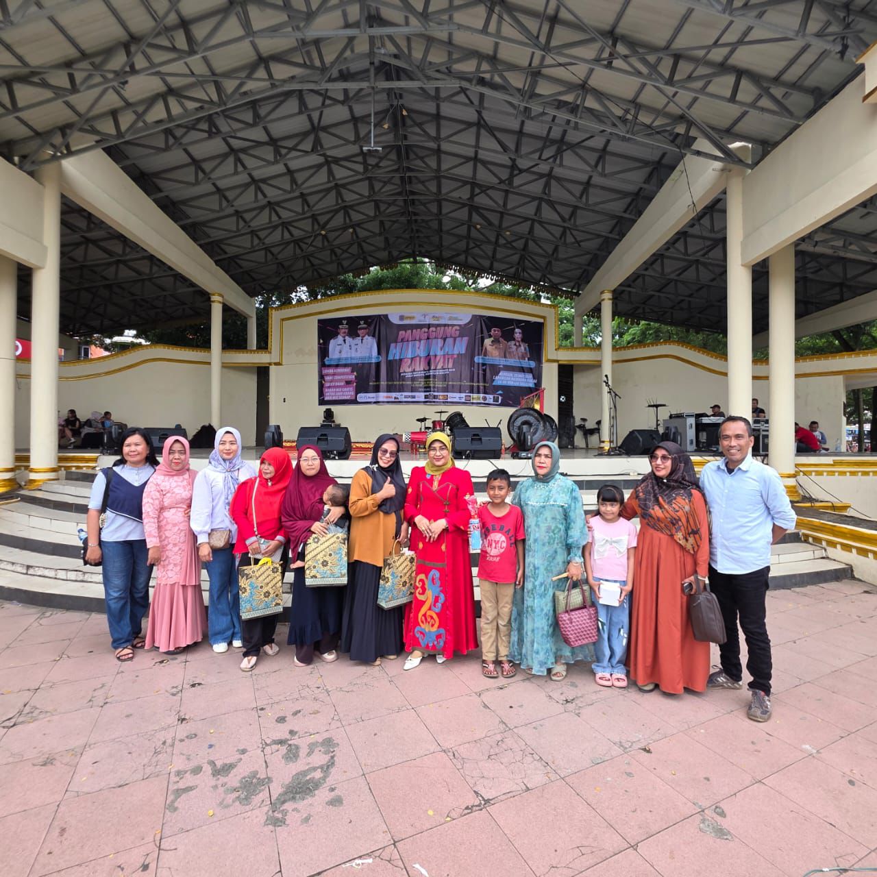 Ketua TP PKK Kota Binjai Kunjungi Berbagai Gerai UMKM dalam Kegiatan Panggung Hiburan Rakyat