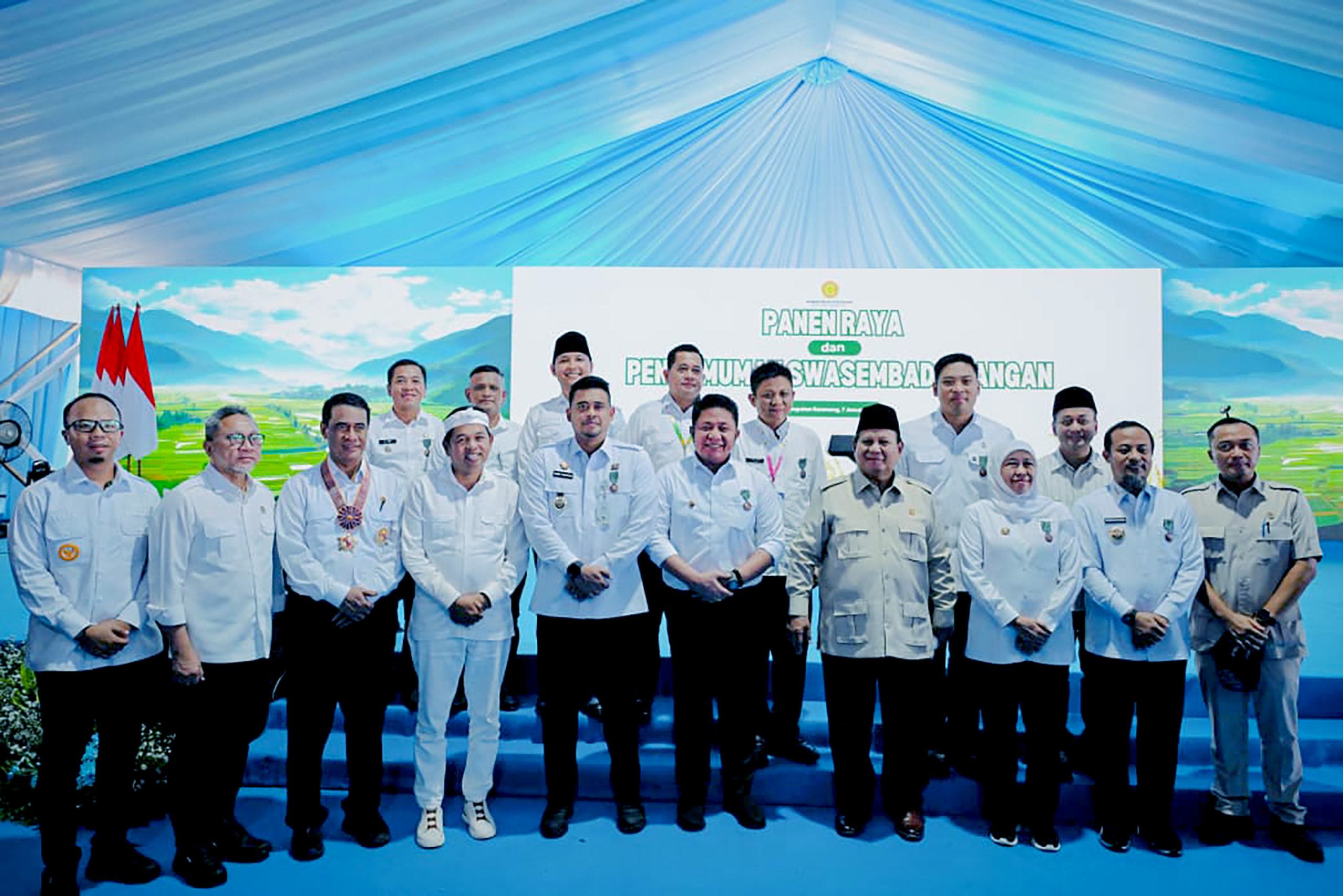 FOTO GUBERNUR SUMUT TERIMA SATYA LENCANA WIRAKARYA DARI PRESIDEN REPUBLIK INDONESIA (5)