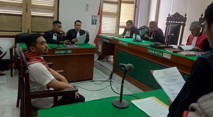 Amsal Sitepu saat menjalani persidangan di Pengadilan Negeri Medan.