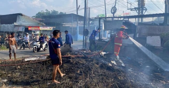 Nyaris Meluas ke Gudang Kayu, Kebakaran Lahan di Binjai Dipicu Puntung Rokok