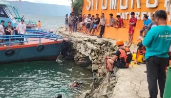 Tim gabungan dibantu warga melakukan pencarian di lokasi korban tenggelam.