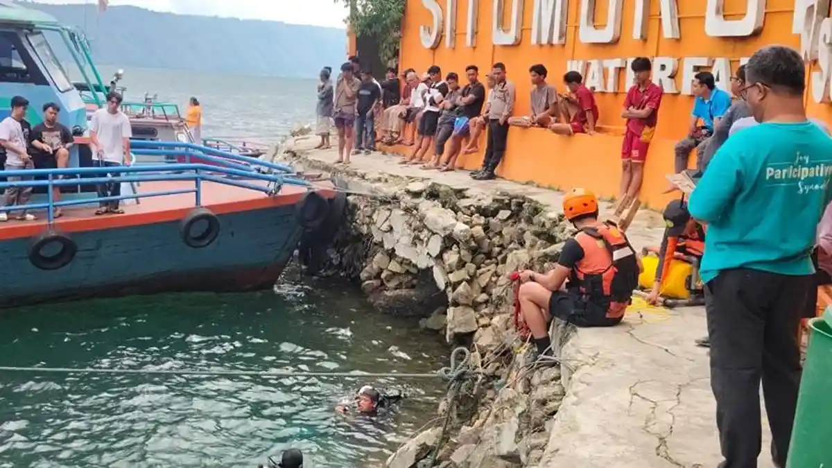 Tim gabungan dibantu warga melakukan pencarian di lokasi korban tenggelam.