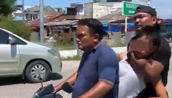 Pelaku diamankan petugas. (ISTIMEWA/POSMETRO MEDAN)