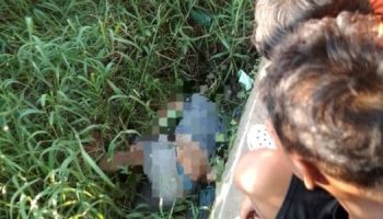 Kondisi mayat pria saat ditemukan dalam parit depan Koramil Titipapan.