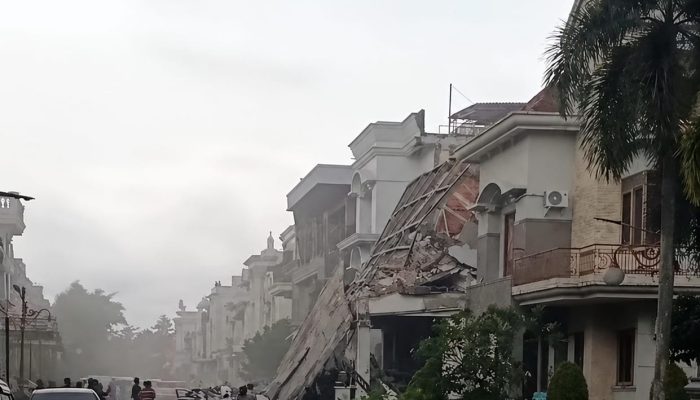 Kondisi bangunan terlihat rusak akibat ledakan di Kompleks Grand Polonia, Senin (20/7/2026) sore.