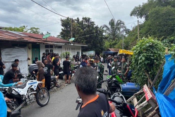 IMG_20260720_194039 Sejumlah warga berada di dekat lokasi temuan korban gantung diri. (ISTIMEWA/POSMETRO MEDAN)